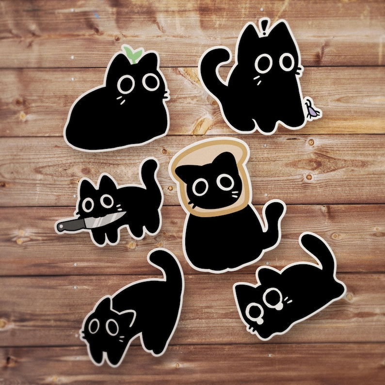 Pu&ograve; includere: Set di sette adesivi di gatti neri con diverse pose ed espressioni. Gli adesivi presentano un gatto con un coltello, un gatto che indossa una fetta di pane e un gatto con un germoglio sulla testa.