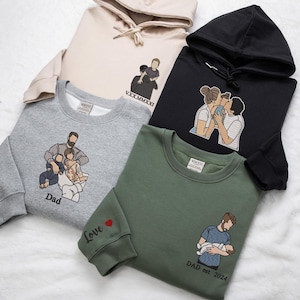 Puede incluir: Una colección de sudaderas y una sudadera con capucha en varios colores, incluyendo gris, negro, beige y verde. Cada prenda presenta diseños bordados con temas familiares, como un padre con hijos, una pareja besando a un niño y un padre sosteniendo a un bebé. La manga verde tiene la palabra "Love" y un corazón.