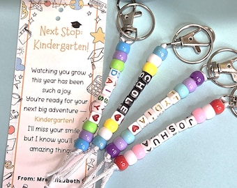 Preescolar Pre-K Último día de clases Regalo de graduación para estudiantes Llavero con nombre y letras de cuentas personalizadas para mochilas infantiles Regalo de fin de año del maestro