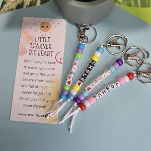 Puede incluir: Un letrero de madera r&uacute;stico con el texto "Bienvenido a nuestro hogar" en un estilo manuscrito. El letrero presenta un acabado envejecido y un dise&ntilde;o sencillo y acogedor, perfecto para un porche o entrada.