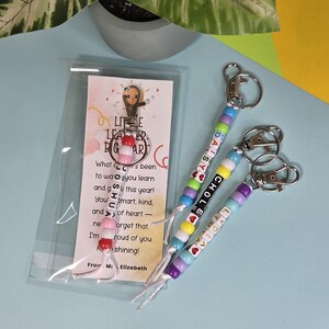 Puede incluir: Una bandeja de servir de madera hecha a mano con acabado natural. La bandeja tiene forma rectangular, bordes elevados y asas integradas. La veta de la madera es visible. Dimensiones: aproximadamente 40 cm de largo y 25 cm de ancho.