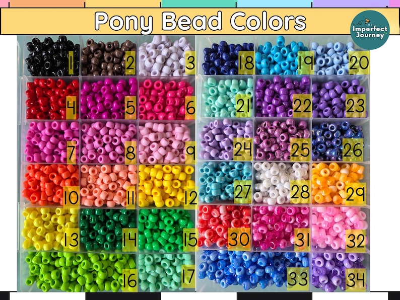 Puede incluir: Un organizador de pl&aacute;stico transparente lleno de cuentas de pony de varios colores. La parte superior del organizador tiene el texto "Pony Bead Colors". Cada compartimento est&aacute; etiquetado con un n&uacute;mero y contiene un color diferente de cuentas.