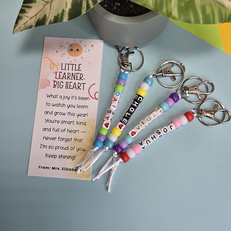 Puede incluir: Un letrero de madera r&uacute;stico con el texto "Bienvenido a nuestro hogar" en un estilo manuscrito. El letrero presenta un acabado envejecido y un dise&ntilde;o sencillo y acogedor, perfecto para un porche o entrada.