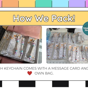 Puede incluir: La imagen muestra llaveros empaquetados en bolsas transparentes, cada uno con una tarjeta de mensaje. El texto "How We Pack!" se muestra en una pancarta amarilla. Tambi&eacute;n es visible el texto "EACH KEYCHAIN COMES WITH A MESSAGE CARD AND ITS OWN BAG".