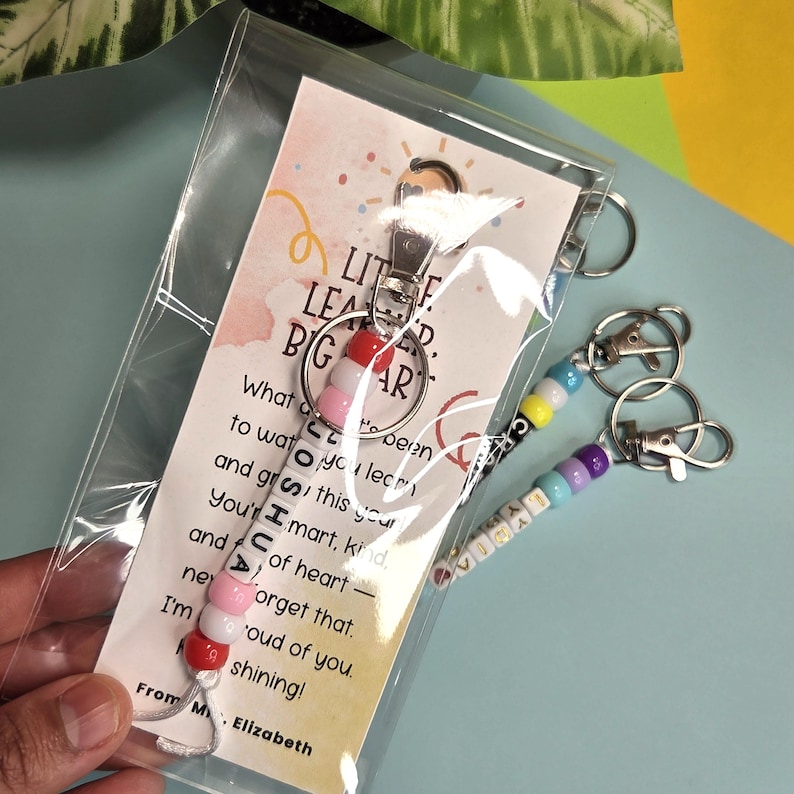 Puede incluir: Una taza de cer&aacute;mica blanca con un asa negra y el texto "But First, Coffee" en negrita negra. La taza est&aacute; sobre una superficie de madera. La taza mide aproximadamente 10 cm de alto.