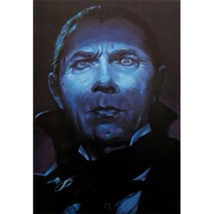 Pu&ograve; includere: Ritratto di un uomo con carnagione blu pallido, capelli scuri e occhi intensi. Indossa un abito nero con colletto alto, su sfondo scuro. L'immagine ha un'atmosfera vintage e teatrale.