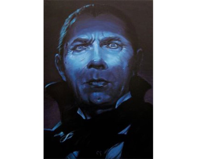 Pu&ograve; includere: Ritratto di un uomo con carnagione blu pallido, capelli scuri e occhi intensi. Indossa un abito nero con colletto alto, su sfondo scuro. L'immagine ha un'atmosfera vintage e teatrale.