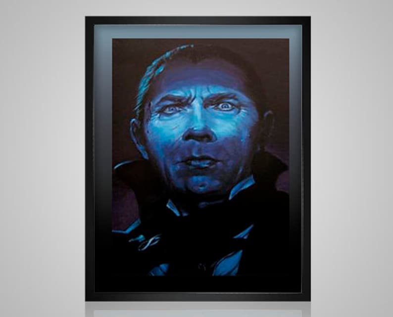 Pu&ograve; includere: Un ritratto incorniciato di un uomo con un'espressione severa, illuminato da luce blu. L'opera presenta uno sfondo scuro e una cornice nera, creando un effetto drammatico. Il volto dell'uomo &egrave; il punto focale, con tratti dettagliati e uno sguardo serio.