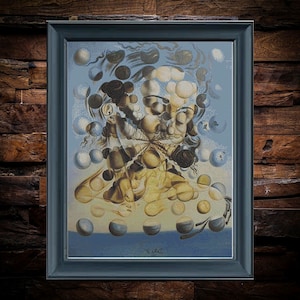 Op de afbeelding: Een ingelijst schilderij van een surrealistisch portret met een blauwe achtergrond en een draaiend patroon van witte en zwarte cirkels. Het portret toont een gezicht met meerdere ogen en een vervormd perspectief.