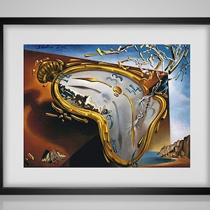 Peut inclure: Impression encadrée d'une peinture surréaliste représentant une montre de poche dorée en train de fondre. Le cadran de la montre porte des chiffres bleus et se détache sur un paysage avec un ciel bleu et des falaises rocheuses. L'œuvre est encadrée dans un cadre noir.