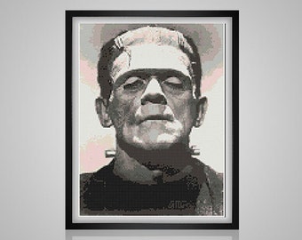 Può includere: Ritratto in bianco e nero in primo piano del mostro di Frankenstein. Il mostro ha un'espressione seria e guarda direttamente lo spettatore.