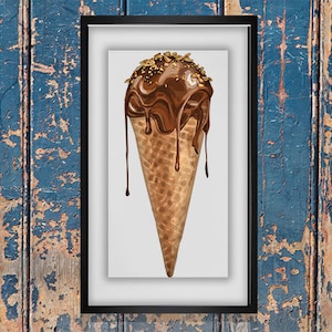 Może przedstawiać: Wafelkowy rożek z lodami czekoladowymi, polewą czekoladową i posypką. Rożek znajduje się w białej ramie.