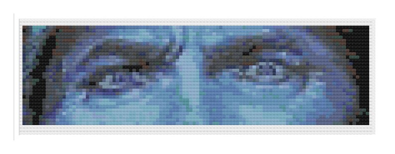 Pu&ograve; includere: Un'immagine pixelata degli occhi e di parte del viso di una persona, resa in tonalit&agrave; di blu, grigio e nero. L'opera d'arte &egrave; incorniciata da un bordo bianco, creando una forma rettangolare. Lo stile pixelato conferisce all'immagine un'estetica digitale unica.