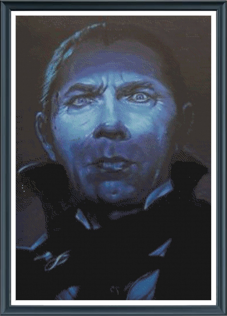 Pu&ograve; includere: Ritratto incorniciato di un uomo con carnagione bluastra. L'uomo ha un'espressione seria, con sopracciglia aggrottate e occhi intensi. L'opera d'arte &egrave; incorniciata in una cornice blu scuro.