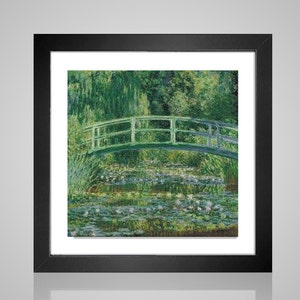 Puede incluir: Una pintura de un puente verde sobre un estanque con nenúfares. El puente está hecho de madera y tiene una barandilla blanca. El estanque está rodeado de árboles y arbustos verdes.
