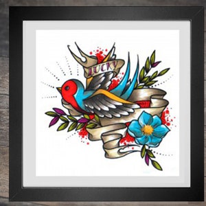 Puede incluir: Un diseño de tatuaje colorido con un pájaro azul y rojo con detalles amarillos, una pancarta que dice "LUCKY" y una flor azul. El diseño está rodeado de hojas verdes y salpicaduras rojas.