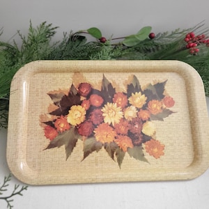 1950年代のヴィンテージ花柄メタルトレイ – ミッドセンチュリーモダンキッチュなインテリア