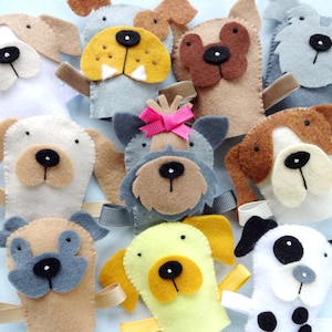 Peut inclure: Ensemble de dix marionnettes de doigts en feutre en forme de chiens. Les marionnettes sont de différentes couleurs et ont des expressions faciales différentes.