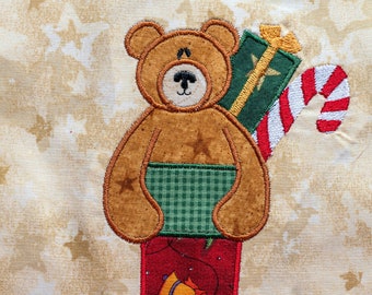 Media navideña con oso, bastón de caramelo y presente diseño de bordado a máquina. ¡Tamaño de aro 5x7! ¡DESCARGA INSTANTÁNEA!