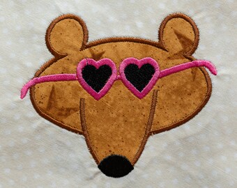 ハートのサングラスをかけたフランク・ザ・ベア - アップリケ - 機械刺繍デザイン。4x4 フープ 即時ダウンロード