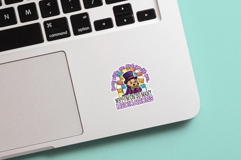 Op de afbeelding: Een kleurrijke sticker met een stripfiguur in een paarse hoge hoed en jas, omringd door medicijnflesjes. De tekst op de sticker luidt: "Houd van mij en je zult zien waarom ik zoveel medicijnen gebruik."
