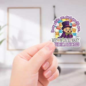 Op de afbeelding: Een sticker met een stripfiguur in een paarse hoge hoed en cape, omringd door pillenflesjes. De sticker heeft de tekst "Kom met me mee, en je zult zien... Waarom ik zoveel medicijnen gebruik."