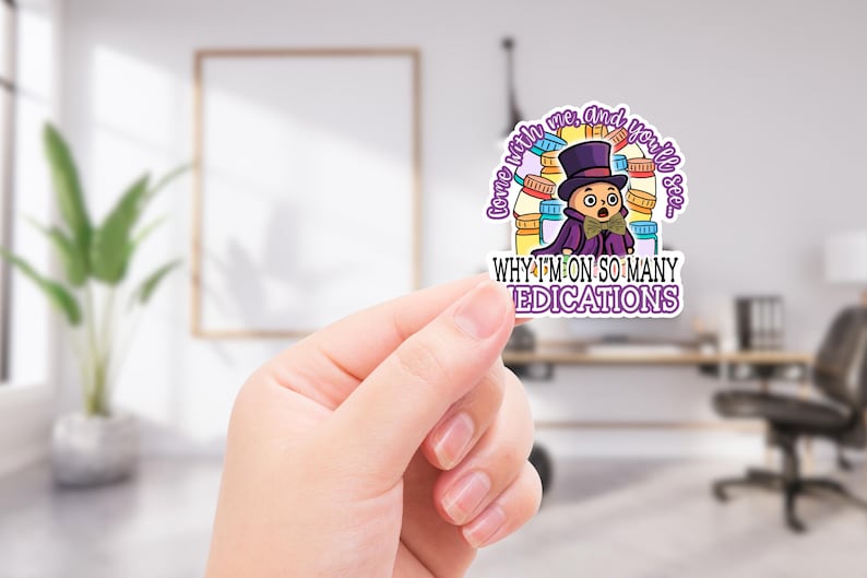 Op de afbeelding: Een sticker met een stripfiguur in een paarse hoge hoed en cape, omringd door pillenflesjes. De sticker heeft de tekst "Kom met me mee, en je zult zien... Waarom ik zoveel medicijnen gebruik."