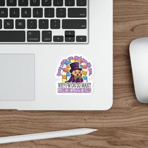 Op de afbeelding: Een sticker met een stripfiguur in een paarse jas en hoge hoed, omringd door pillenflesjes. De tekst luidt: "Kom met me mee, en je zult zien... WAAROM IK ZOVEEL MEDICATIE NEEM."