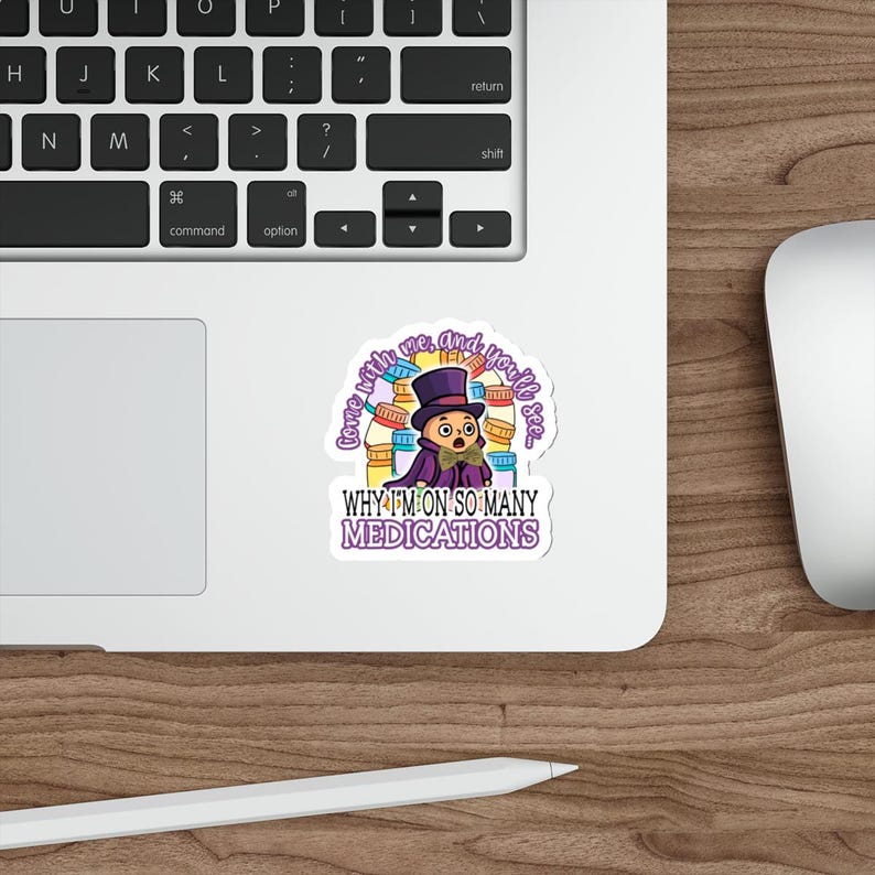 Op de afbeelding: Een sticker met een stripfiguur in een paarse jas en hoge hoed, omringd door pillenflesjes. De tekst luidt: "Kom met me mee, en je zult zien... WAAROM IK ZOVEEL MEDICATIE NEEM."
