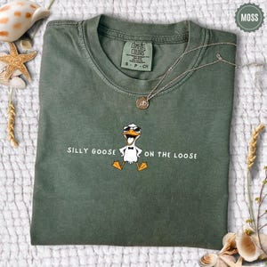 Silly Goose Sweatshirt, Silly Goose On The Loose Shirt, Silly Goose Shirt Comfort Colors, Aesthetic Meme Goose T-Shirt, Funny Gift, Gag Gift