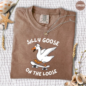 Silly Goose Sweatshirt, Silly Goose On The Loose Shirt, Silly Goose Shirt Comfort Colors, Aesthetic Meme Goose T-Shirt, Funny Gift