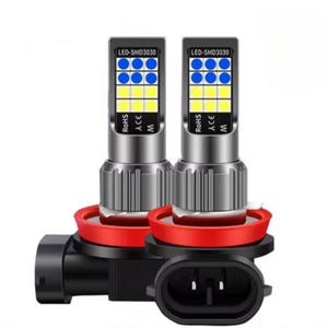 Może przedstawiać: Dwie żarówki samochodowe LED-SMD3030. Żarówki mają srebrną podstawę, czerwony pierścień i czarny konektor. Na górze żarówek znajduje się siatka niebieskich i żółtych świateł. Widoczny jest tekst "LED-SMD3030", "RoHS", "ACE" i "M".