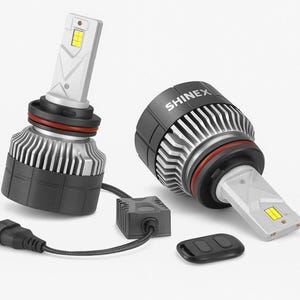 Peut inclure: Deux ampoules de phare LED avec la marque SHINEX. Les ampoules ont un design noir et argenté avec un anneau rouge. Un petit boîtier de commande noir et une télécommande sont également inclus. Les ampoules sont conçues pour une utilisation automobile.