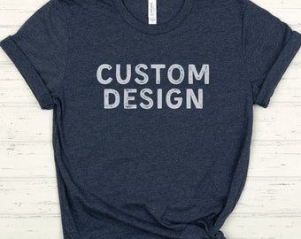 Könnte beinhalten: Ein dunkelblaues T-Shirt mit dem Aufdruck "CUSTOM DESIGN" in Weiß auf der Vorderseite.