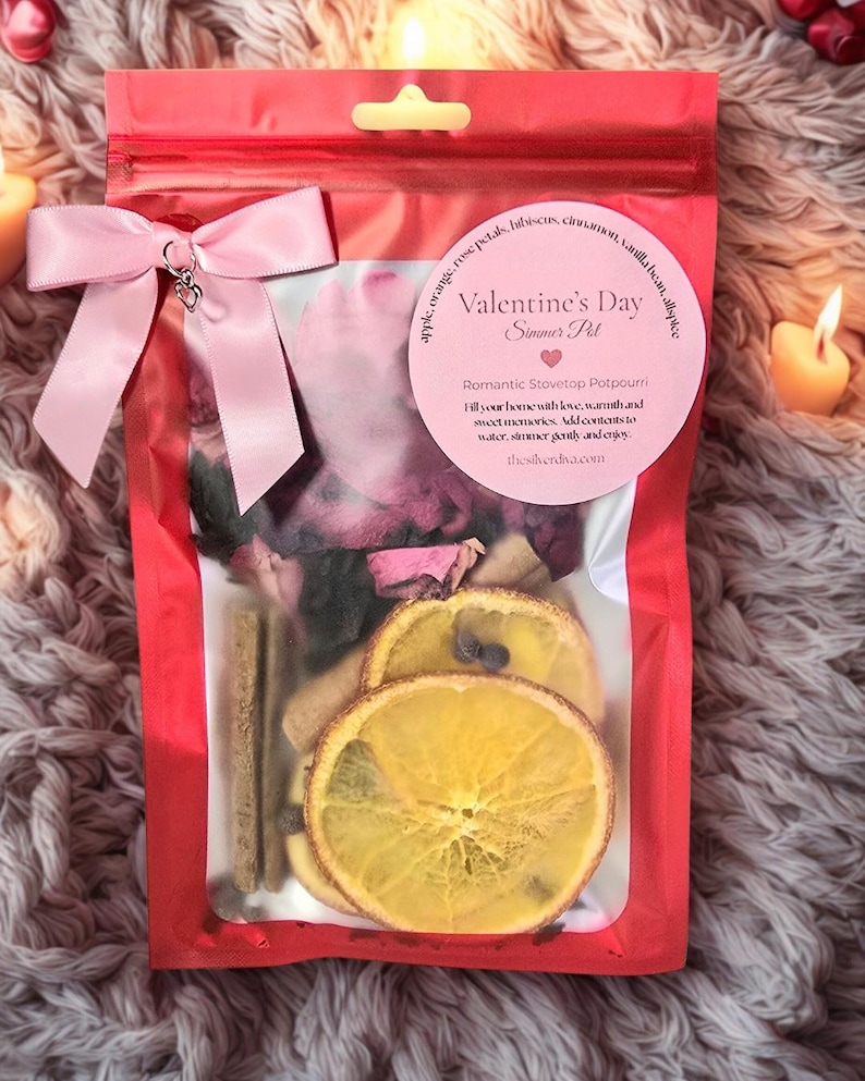 Pu&ograve; includere: Un sacchetto di cellophane rosso legato con un fiocco rosa, contenente un pot-pourri per la cottura a fuoco lento di San Valentino. La borsa include fette d'arancia essiccate, bastoncini di cannella e petali di rosa. Il testo sull'etichetta recita "Valentine's Day Simmer Pot".
