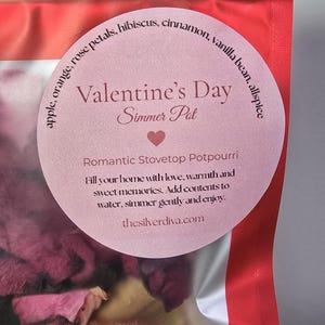 Pu&ograve; includere: Un sacchetto trasparente di Simmer Pot di San Valentino con petali di rosa secchi, fette d'arancia e spezie. L'etichetta recita "Simmer Pot di San Valentino" e "Pot-pourri romantico per fornelli".