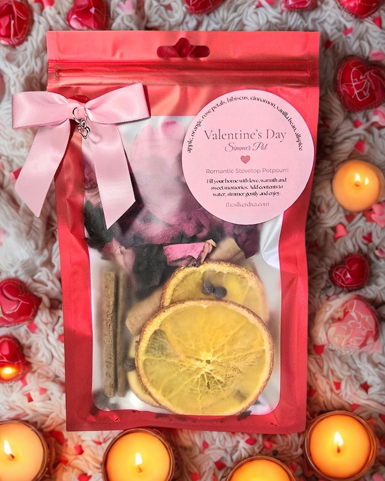 Pu&ograve; includere: Un sacchetto rosa di cellophane legato con un fiocco rosa, contenente pot-pourri per San Valentino. La borsa include fette d'arancia essiccate, bastoncini di cannella e petali di rosa. L'etichetta recita "Valentine's Day Simmer Pot".