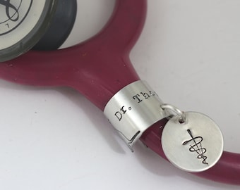 Etiqueta de identificación de estetoscopio - Anillo de identificación de estetoscopio veterinario - Encanto de estetoscopio veterinario - Etiqueta de nombre de estetoscopio personalizada - Regalo de graduación de veterinario