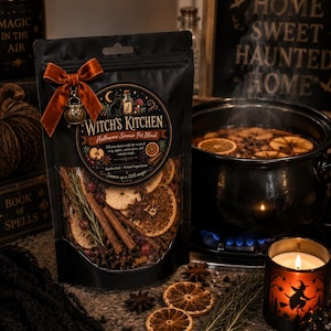 Pu&ograve; includere: Una busta nera etichettata Witch's Kitchen Halloween Simmer Pot Blend, con un fiocco in velluto color ruggine e un ciondolo a forma di calderone. La finestra trasparente rivela fette d'arancia essiccate, bastoncini di cannella e anice stellato.