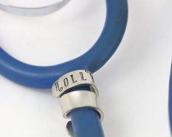 Etiqueta de identificación de estetoscopio - Anillo de identificación de estetoscopio - Etiqueta de identificación de Littmann - Encanto de estetoscopio - Etiqueta de nombre de estetoscopio personalizada - Regalo de graduación de enfermera