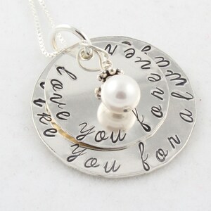 Puede incluir: Collar de plata con dos colgantes redondos que dicen "forever you" y "for all we love you". Un peque&ntilde;o charm de perla cuelga del colgante inferior.