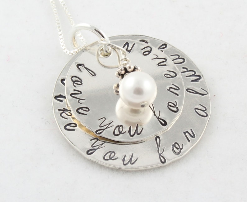 Puede incluir: Collar de plata con dos colgantes redondos que dicen "forever you" y "for all we love you". Un peque&ntilde;o charm de perla cuelga del colgante inferior.