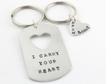 Porte-clés I Carry Your Heart In My Heart - Cadeau de Noël - Porte-clés coeur personnalisé - Porte-clés Dog Tag - Cadeau de couple - Porte-clés Dogtag