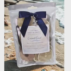 Puede incluir: Un juego de tres tazas de cerámica con un acabado mate moteado. Las tazas son de color crema, gris claro y gris oscuro. Cada taza tiene un diseño simple y minimalista, ideal para café o té.