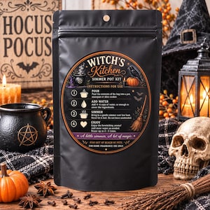 Pu&ograve; includere: Una busta nera opaca con l'etichetta Witch's Kitchen Simmer Pot Kit. L'etichetta riporta le istruzioni per l'uso, tra cui versare il contenuto, aggiungere da 1 a 1,5 litri d'acqua, sobbollire e godersi l'aroma. Il testo include A little simmer, A lot of magic.