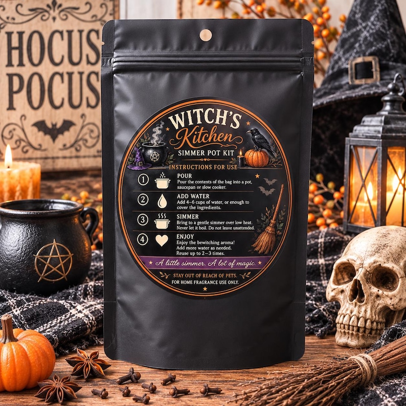 Pu&ograve; includere: Una busta nera opaca con l'etichetta Witch's Kitchen Simmer Pot Kit. L'etichetta riporta le istruzioni per l'uso, tra cui versare il contenuto, aggiungere da 1 a 1,5 litri d'acqua, sobbollire e godersi l'aroma. Il testo include A little simmer, A lot of magic.