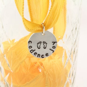 Personalizzato a mano timbrato Baby Shower Party Tag - Baby Feet Charm - Targhette nome - Bomboniere - Etichetta bevanda - Segnaposto - Etichetta posti a sedere
