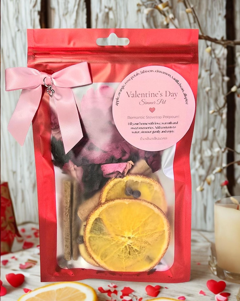 Pu&ograve; includere: Un sacchetto di cellophane rosso legato con un fiocco rosa, contenente un pot-pourri per la cottura a fuoco lento di San Valentino. La borsa include fette d'arancia essiccate, bastoncini di cannella e petali di rosa. L'etichetta recita "Valentine's Day Simmer Pet."