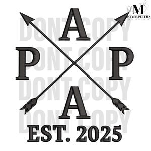 Puede incluir: Diseño gráfico negro sobre fondo blanco. La palabra "PAPA" se muestra con dos flechas negras que cruzan las letras. Debajo de la palabra "PAPA" está el texto "EST. 2025". La esquina superior derecha tiene el texto "MOYERPETERS EMBROIDERY DESIGNS".