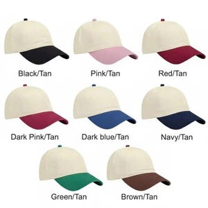 Puede incluir: Ocho gorras de b&eacute;isbol con corona beige y visera de color. Las viseras son negras, rosas, rojas, rosa oscuro, azul oscuro, azul marino, verdes y marrones. Cada gorra tiene un bot&oacute;n a juego en la parte superior.